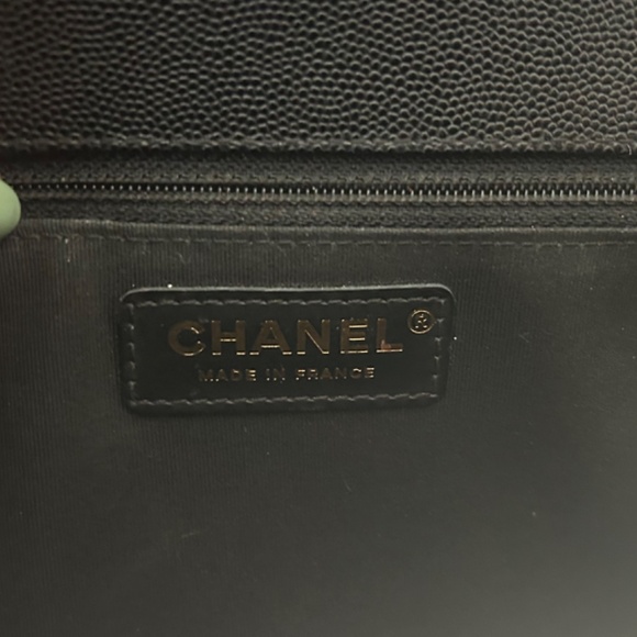 Chanel Boy bag - New Medium black caviar with gold hardware - Picture 4 of 8